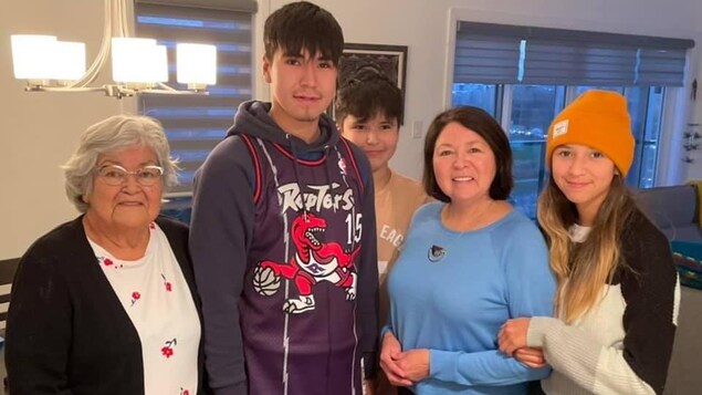 Marjolaine Étienne et quatre membres de sa famille.