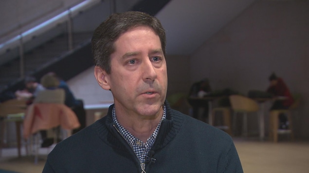 Le scientifique Mark Baumgartner, de l'Institut Woods Hole, travaille depuis deux ans avec son équipe pour mettre au point un système de casier sans cordes. Le scientifique Mark Baumgartner, de l'Institut Woods Hole, travaille depuis deux ans avec son équipe pour mettre au point un système de casier sans cordes.