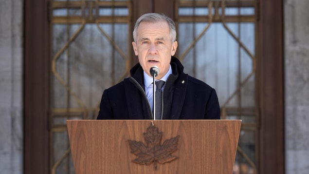 Mark Carney nagsalita sa podium.