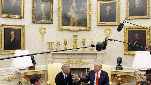 Mark Carney et Donald Trump devant les médias dans le bureau ovale.