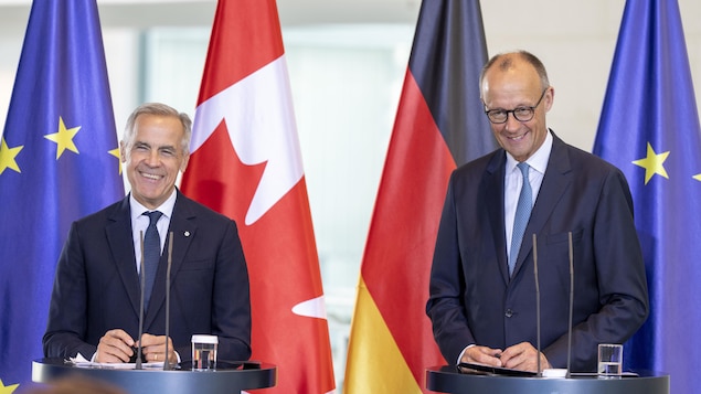 Le premier ministre Mark Carney (à gauche) et le chancelier allemand Friedrich Merz (à droite) tiennent une conférence de presse, le 26 août 2025.