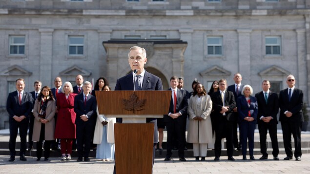 Mark Carney devant son Cabinet sur le terrain de Rideau Hall.