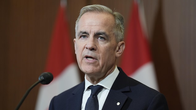 Mark Carney nagsasalita sa mikropono.