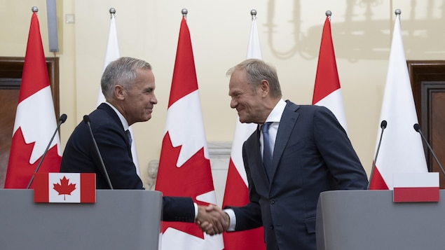 Mark Carney serre la main du premier ministre polonais, Donald Tusk.