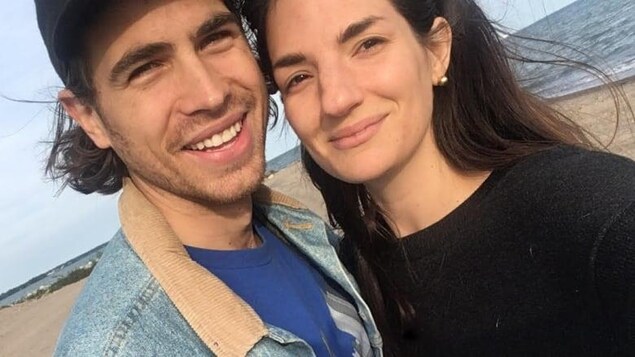 Selfie d'un homme et d'une femme à la plage.