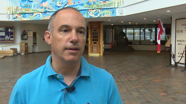 Le conseiller en entrevue à l'hôtel de ville de Sudbury. Le conseiller en entrevue à l'hôtel de ville de Sudbury.