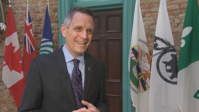 Le maire d’Ottawa « enchanté » par la vente des Sénateurs