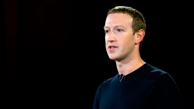 Mark Zuckerberg porte un chandail noir.