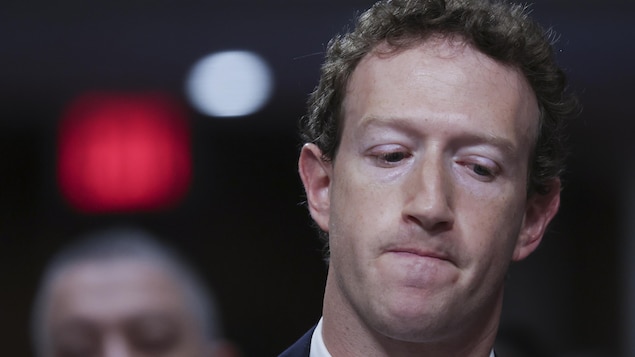 Mark Zuckerberg avec un visage de personne qui se sent coupable. 