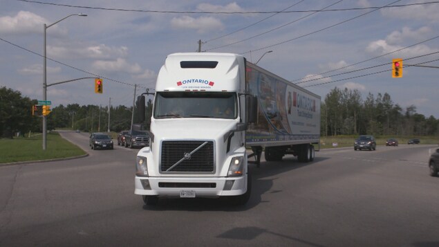 Un camion semi-remorque effectue un virage sur une lumière rouge. Un camion semi-remorque effectue un virage sur une lumière rouge.