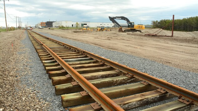 Rail en construction devant l'usine de Matane. Rail en construction devant l'usine de Matane.