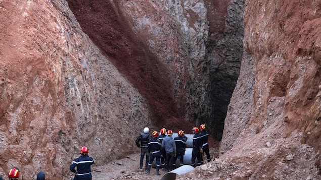 Au Maroc, les sauveteurs creusent toujours pour retrouver le petit Rayan