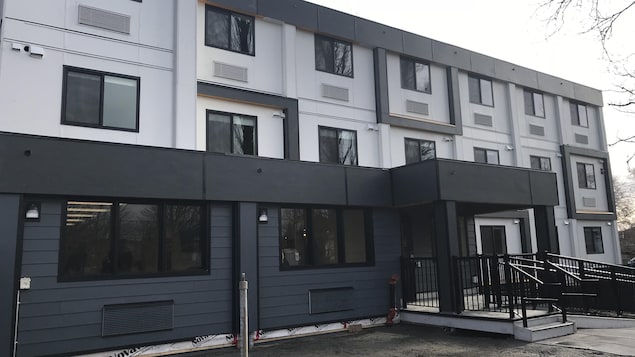 Un immeuble noir et blanc de logement modulaire. Un immeuble noir et blanc de logement modulaire.