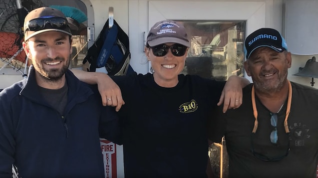 Le deuxième capitaine Nathan Glenn, Heather Bowlby et le capitaine Art Gaetan. Le deuxième capitaine Nathan Glenn, Heather Bowlby et le capitaine Art Gaetan.