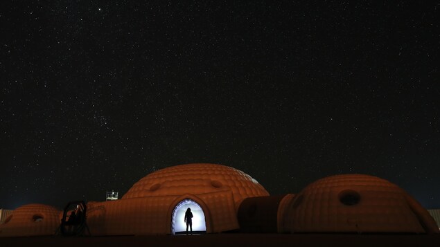 Photographie prise de nuit de la Base martienne d'Oman, complexe gonflable utilisé pour la simulation dans le désert de Dhofar, sous un ciel étoilé. Photographie prise de nuit de la Base martienne d'Oman, complexe gonflable utilisé pour la simulation dans le désert de Dhofar, sous un ciel étoilé.