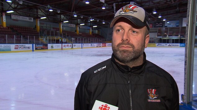 Martin Bernard est entraîneur du Drakkar de Baie-Comeau de la Ligue de hockey junior majeur du Québec Martin Bernard est entraîneur du Drakkar de Baie-Comeau de la Ligue de hockey junior majeur du Québec