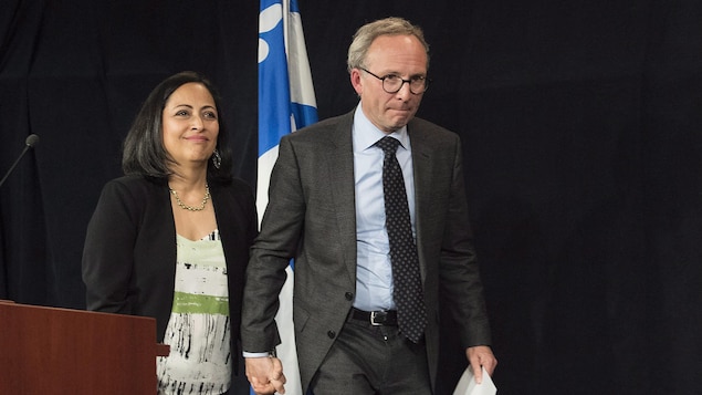 Martin Coiteux a annoncé son départ de la politique vendredi, à Montréal, en présence de sa femme Monica.