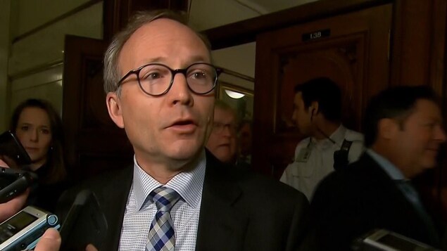 Martin Coiteux parle aux journalistes. Martin Coiteux parle aux journalistes.