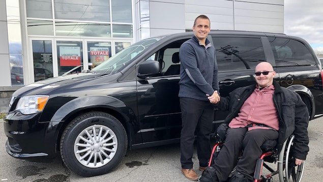 Martin Couturier Gagné (en fauteuil) avec Pierre-Luc Michaud, conseiller aux ventes au Garage Windsor de Rivière-du-Loup.