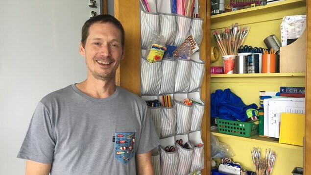 L'enseignant de 2e année Martin Giard n'achète que les fournitures nécessaires et il s'en ressert d'une année sur l'autre.
