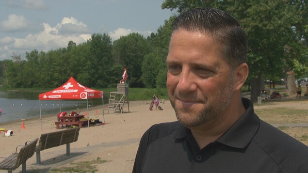 Un homme en entrevue à la caméra près d'une plage à Gatineau. Un homme en entrevue à la caméra près d'une plage à Gatineau.