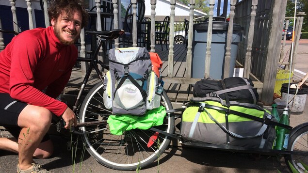 Martin accroupi devant son vélo Martin accroupi devant son vélo