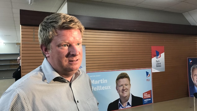 Un candidat du Parti libéral du Québec accorde une entrevue à un journaliste hors champ. Un candidat du Parti libéral du Québec accorde une entrevue à un journaliste hors champ.