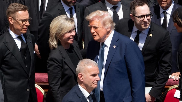 Martine Biron et Donald Trump se rencontrent dans une foule dense.