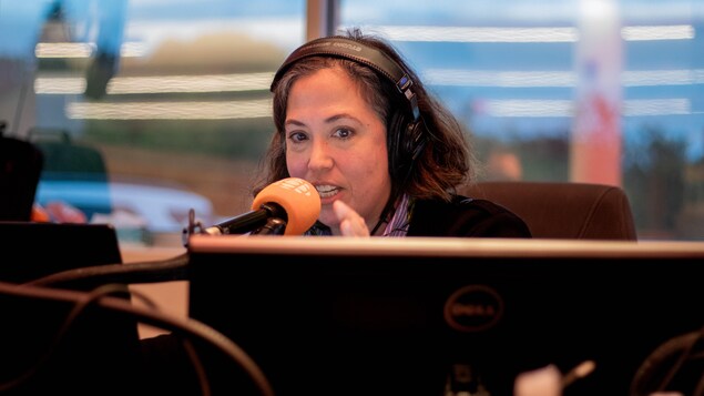 Martine Blanchard dans un studio de radio.