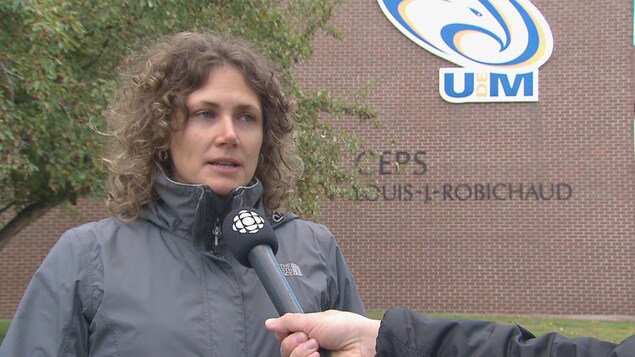 Martine LeBlanc en entrevue devant le centre de sports de l'Université de Mocnton. Martine LeBlanc en entrevue devant le centre de sports de l'Université de Mocnton.