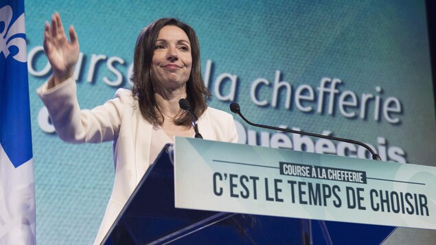 Elle salue la foule.