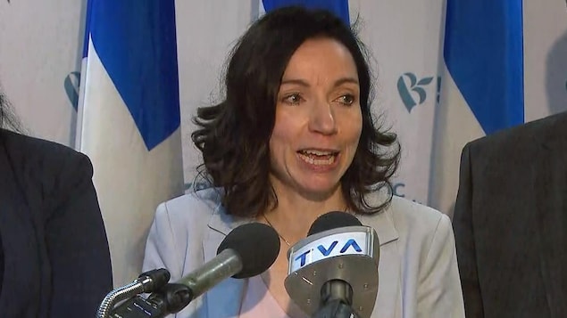 Martine Ouellet répond aux questions des journalistes.