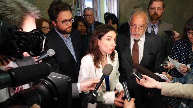 Martine Ouellet, chef du Bloc québécois, offre ses excuses au député Rhéal Fortin, à droite sur la photo.