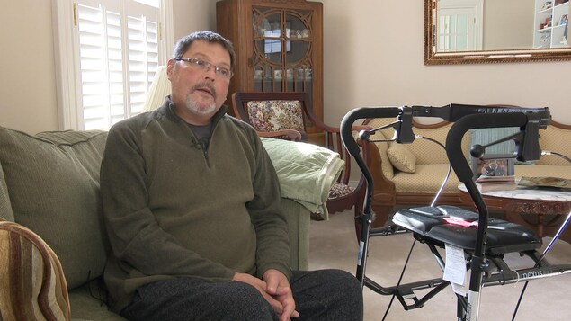 Marvin Switzer est assis sur un divan dans son salon. Marvin Switzer est assis sur un divan dans son salon.