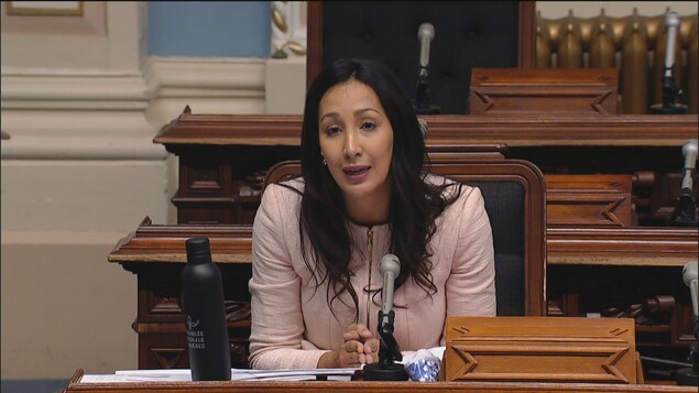 Marwah Rizqy, porte-parole de l'opposition officielle en matière d'éducation, assise au Salon bleu