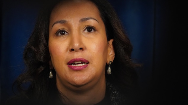 Marwah Rizqy en point de presse.