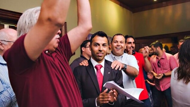 Le député Marwan Tabbara entouré de partisans