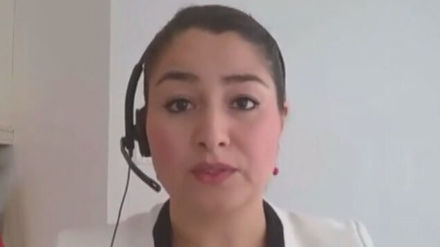 Maryam Monsef, les cheveux attachés, parle dans le micro d'un casque d'écoute.