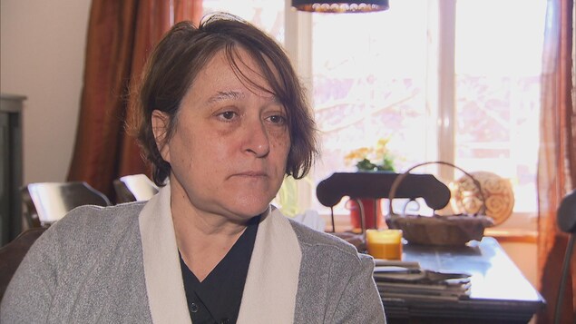 Une femme aux cheveux bruns répond aux questions de la journaliste Une femme aux cheveux bruns répond aux questions de la journaliste