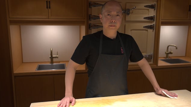 Le chef Saito dans sa cuisine