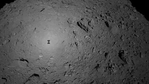 Photographie prise depuis la sonde Hayabusa2, le 3 octobre, au moment du largage du robot MASCOT sur l’astéroïde Ryugu.