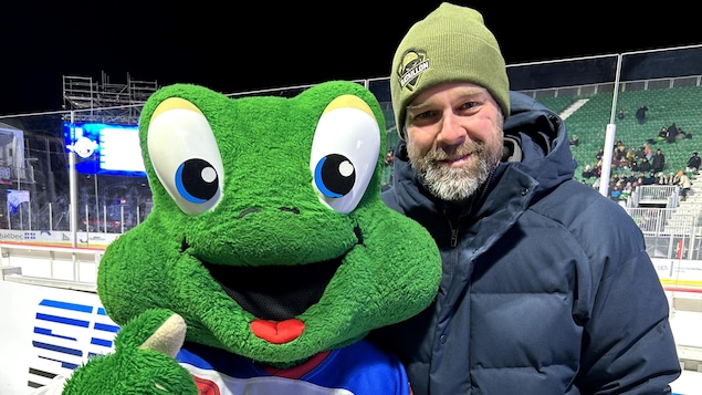 Une grenouille sous forme de mascotte.