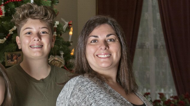 Mason, un transgenre de 14 ans de la vallée du Fraser avec sa mère, Lisa, 3 ans après sa transition. Mason, un transgenre de 14 ans de la vallée du Fraser avec sa mère, Lisa, 3 ans après sa transition.