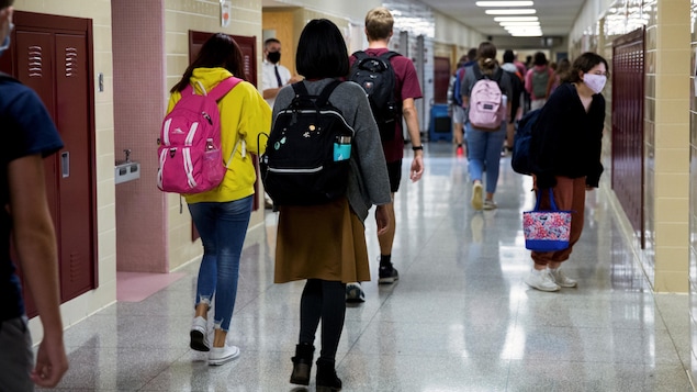 Des adolescents dans un couloir d'une école de York, en Pennsylvanie, le 18 septembre 2020.
