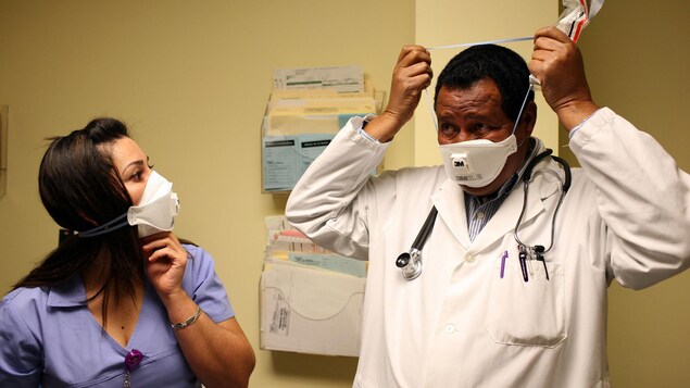 Un médecin fait l'essai d'un masque N95 dans un hôpital.