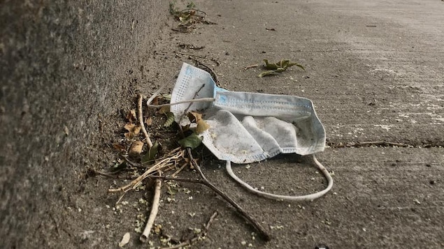 Un masque abandonné dans la rue.