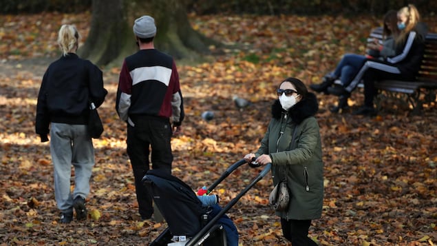 COVID-19 : les contaminations en baisse, la 4e vague ralentit au pays