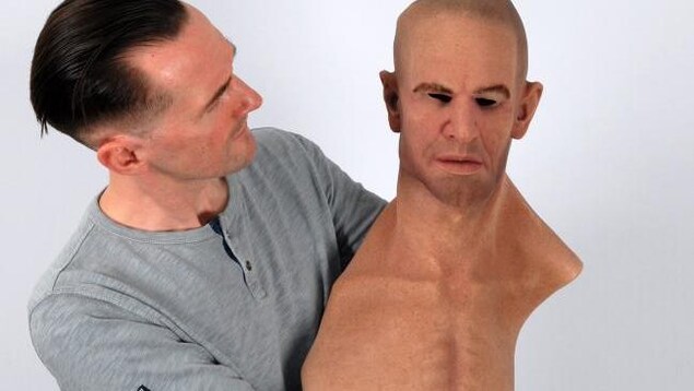 Le Dr Rob Jenkins avec un masque hyperréaliste.