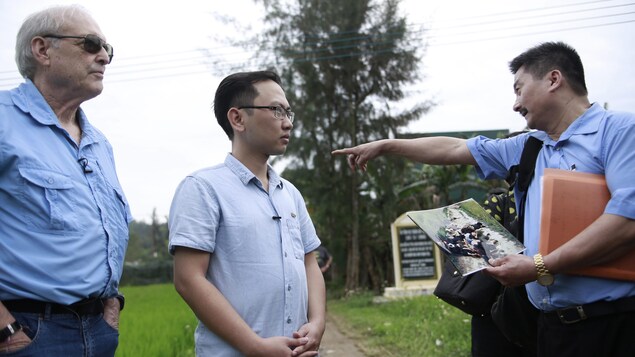 Tran Van Duc (droite), un survivant du massacre de My Lai, parle avec Ron Haeberle (gauche), un ex-photographe de l'armée américaine. 