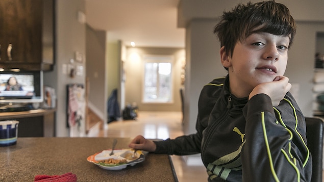 Massimo, 11 ans, s’apprête à prendre son petit déjeuner Massimo, 11 ans, s’apprête à prendre son petit déjeuner